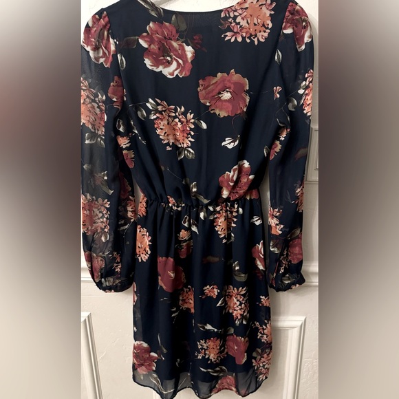 NWOT Floral Dress Size Small - Picture 2 of 13